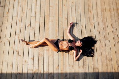 Güzel genç kadın eğlence merkezi. Gövde, yaz, siyah mayo.