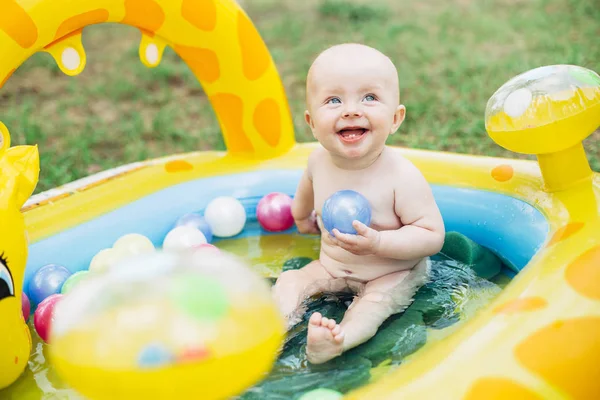 Little baby girl playing in the swimming pool. Summer. Smiling. — Stock Photo, Image