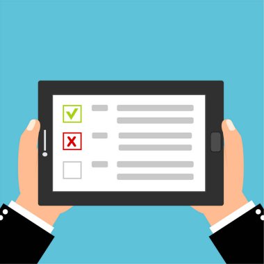 Akıllı telefon ekranında işaretler. El ele tutuşan akıllı telefon, parmak dokunmalı ekran. İşaretler ve işaretler