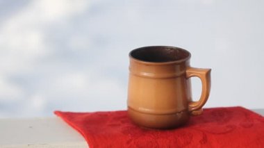 Karlı kış sabahı açık üzerinde dumanı tüten fincan sıcak kahve veya çay duran