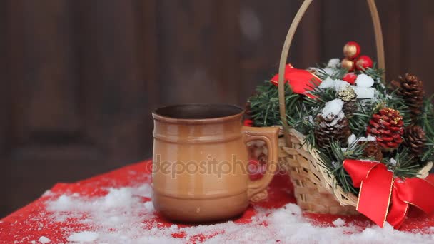 Tazza fumante di caffè caldo o tè in piedi all'aperto in nevoso mattino d'inverno — Video Stock