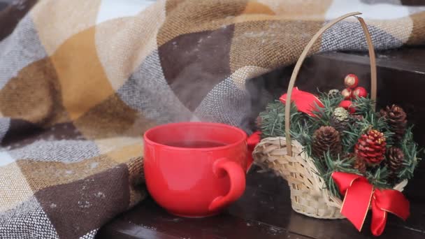 Gőzölgő piros csésze forró kávé vagy Tea állandó, a havas téli reggel a szabadban — Stock videók