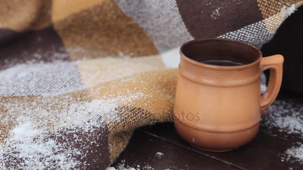Ångande kopp av kaffe eller te stående på utomhus i snöiga vintermorgon — Stockvideo