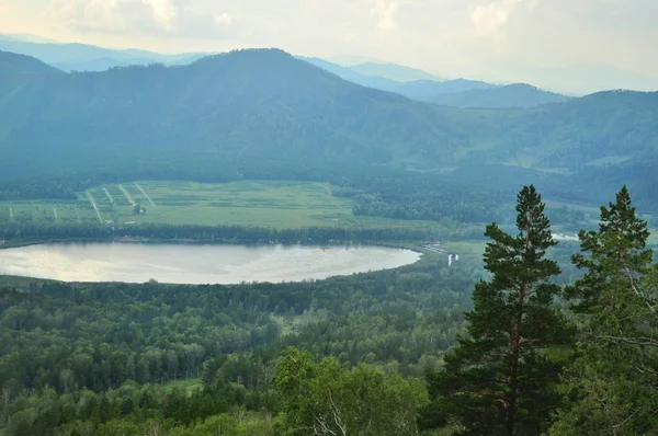 Bir görünümü Manzherok Gölü