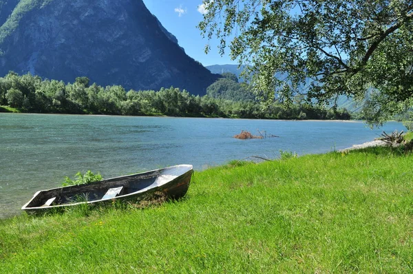 Chulyshman Nehri kıyısında balıkçı teknesi