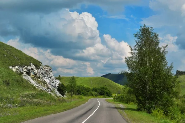 Bulutlar tarafından çerçeveli Aya hills