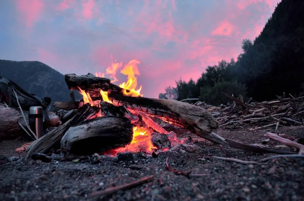 Gün batımında kamp ateşi