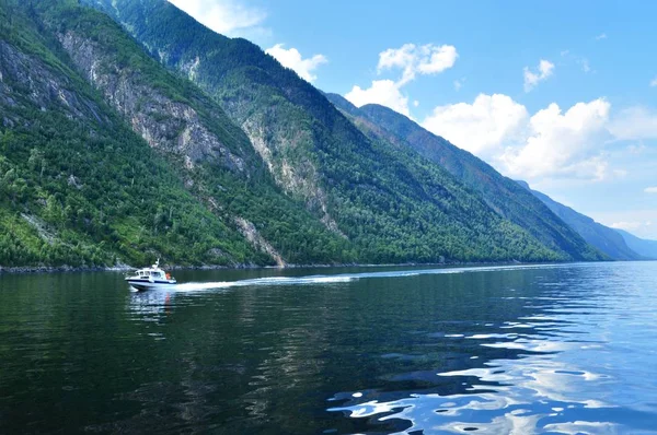 Barco de prazer no lago Teletskoye — Fotografia de Stock