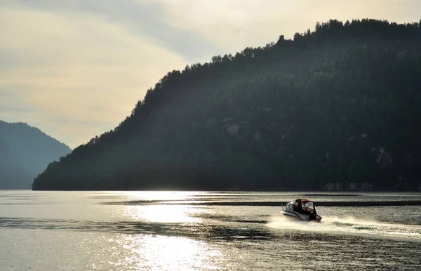 Teletskoye göl kenarında tenezzüh tekneleri