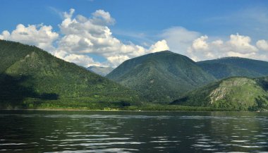 Su ve dağlar Teletskoye Gölü