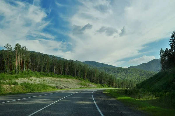Altay Dağları'nın kalbine ileri — Stok fotoğraf