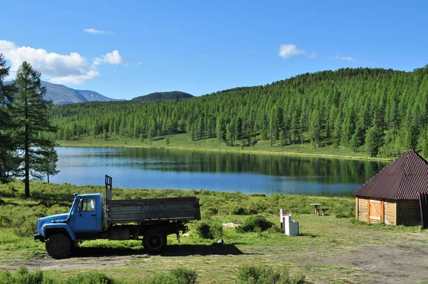 Kideluy See und alte LKW in der Nähe des ulagansky Pass, Altai — Stockfoto