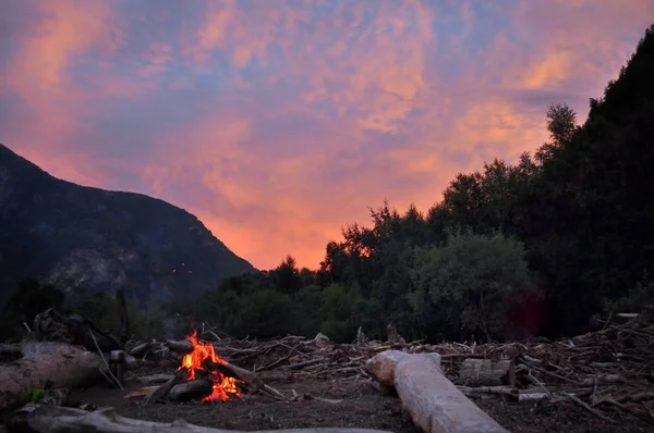Gün batımında kamp ateşi