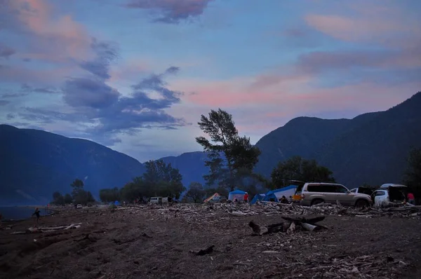 Sunset bulvarında kumlu tükürük Altay Teletskoye Gölü