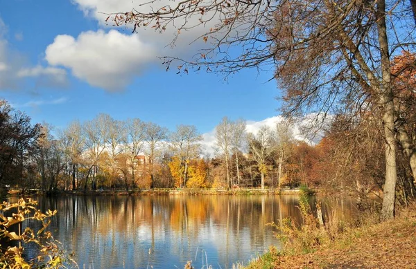 Die letzten Tage des goldenen Herbstes in Zentralrussland — Stockfoto