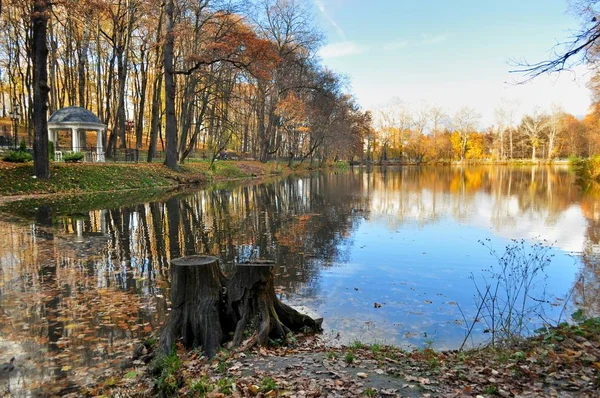 Tula'nın şehir gölet Ekim ayında