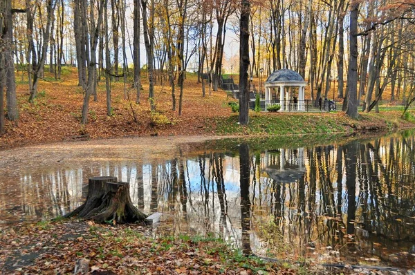 Yeni çevre düzenlemesi Platonov'ın park Güz
