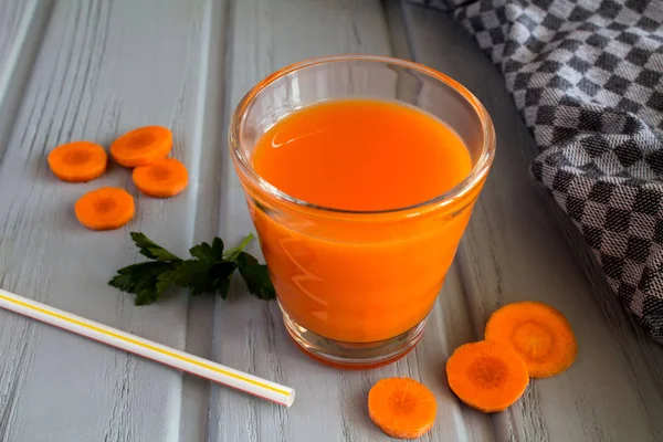 Zumo Zanahoria Vaso Sobre Fondo Gris Madera —  Fotos de Stock