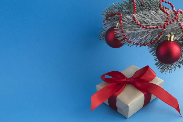 Weihnachtskomposition Geschenk Mit Roter Schleife Und Fichtenzweig Auf Blauem Hintergrund — Stockfoto