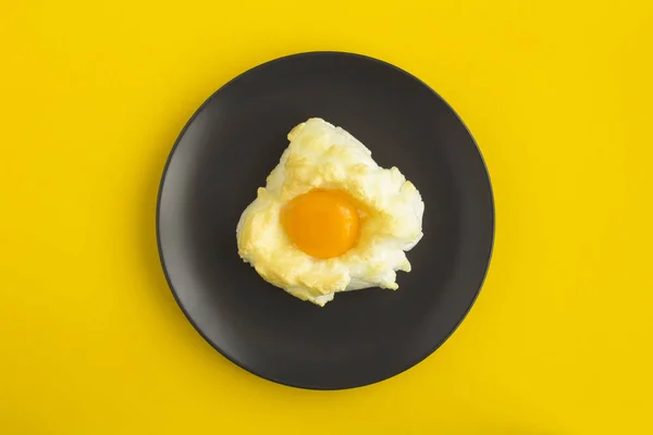 Egg Cloud Black Plate Center Yellow Background Top View Copy — Stock Photo, Image