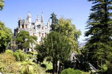 Parkın ve ortaçağ kalesinin güzel panoramik manzarası. Sintra. Portekiz.