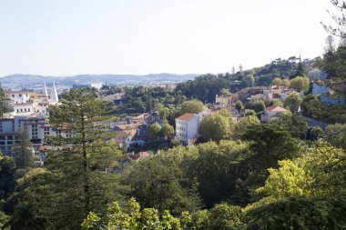 Yaz günü şehrin güzel panoramik manzarası. Sintra.Portekiz.