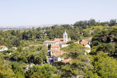 Yaz günü şehrin güzel panoramik manzarası. Sintra.Portekiz.