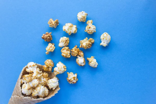Cono Gelato Con Popcorn Caramello Sullo Sfondo Blu Vista Dall — Foto Stock