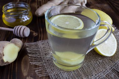 Kırsal arka planda limonlu ve zencefilli çay