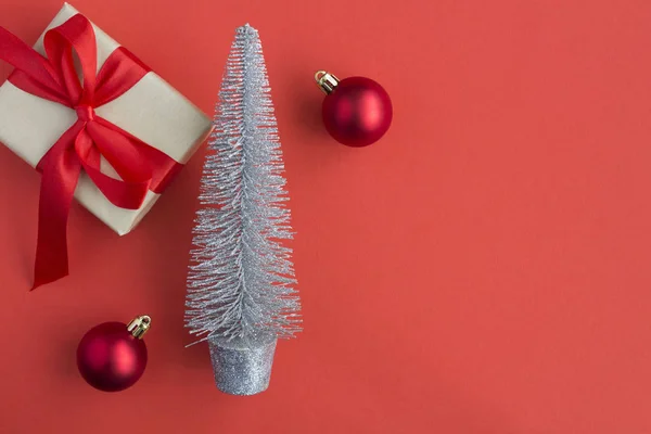 Χριστουγεννιάτικη Σύνθεση Δημιουργικό Ασημένιο Χριστουγεννιάτικο Δέντρο Δώρο Και Κόκκινες Μπάλες — Φωτογραφία Αρχείου