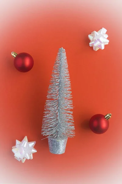 Kerstcompositie Creatief Zilveren Kerstboom Rode Ballen Rode Achtergrond Bovenaanzicht Begrepen — Stockfoto