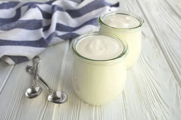 Naturmilchjoghurt Den Glasgläsern Auf Weißem Holzgrund Nahaufnahme — Stockfoto