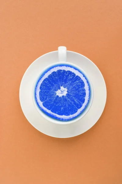 Xícara Chá Branco Com Azul Cortado Pela Metade Laranja Meio — Fotografia de Stock