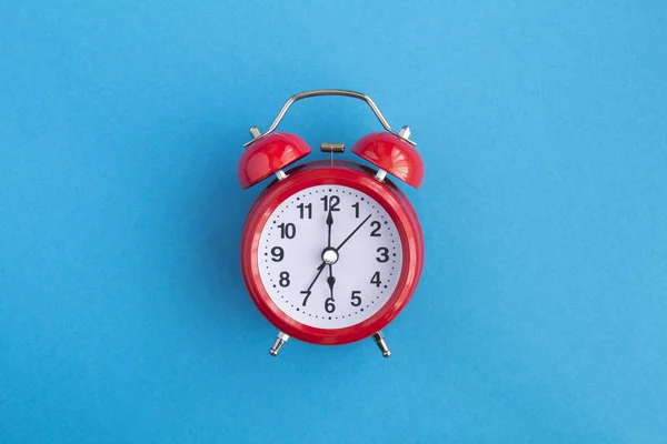 Reloj Despertador Rojo Centro Del Fondo Azul Vista Superior Copiar —  Fotos de Stock