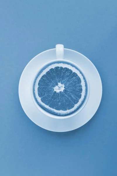 Xícara Chá Branco Com Azul Cortado Pela Metade Laranja Meio — Fotografia de Stock