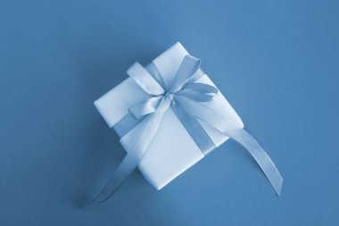 Koyu pembe arka planda pembe kurdeleli bir hediye. Süper manzara. Anlaşıldı.