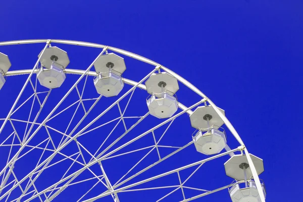 White ferris wheel on the bright blue sky. Copy space. Closeup. — Stock Photo, Image