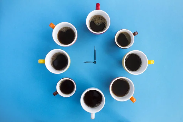 Hora Del Café Composición Con Café Negro Tazas Brillantes Agujas —  Fotos de Stock