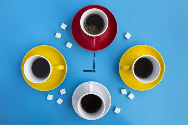 Kávészünet Összetétel Fekete Kávé Fényes Csészék Óra Kezét Közepén Kék — Stock Fotó