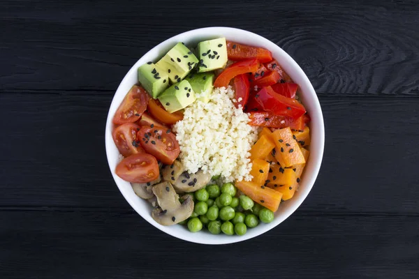 Veganistische Porseleinen Kom Met Couscous Groenten Witte Kom Het Midden — Stockfoto