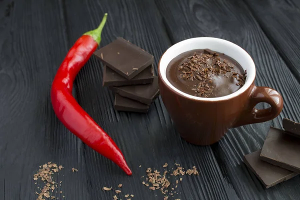 Chocolate Caliente Taza Marrón Peper Chili Rojo Sobre Fondo Madera — Foto de Stock