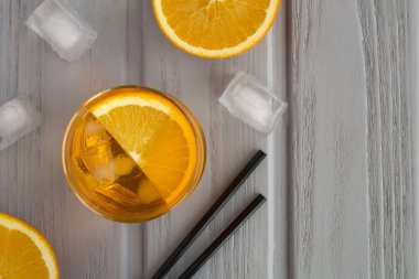 Aperol sprey kokteyli ya da gri ahşap arka plandaki bardakta portakal kokteyli. Üst Manzara. Boşluğu kopyala.