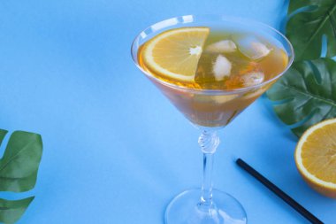 Tropikal arka planda martini bardağına Aperol spreyli kokteyl. Uzayı kopyala Yakın çekim..