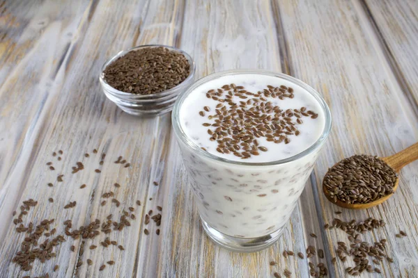 Yogurt Atau Kefir Dengan Biji Flax Kaca Pada Latar Belakang — Stok Foto