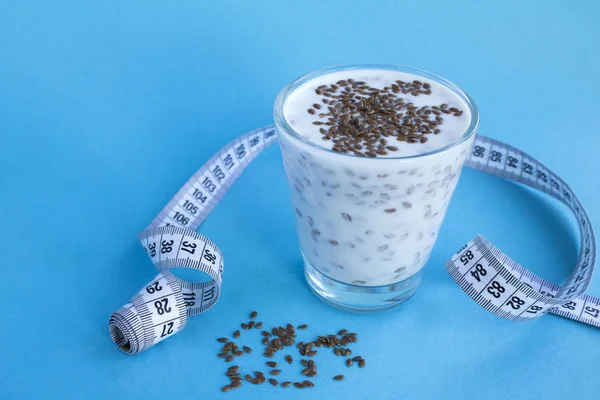 Joghurt Oder Kefir Mit Leinsamen Glas Und Weißen Zentimetern Auf — Stockfoto