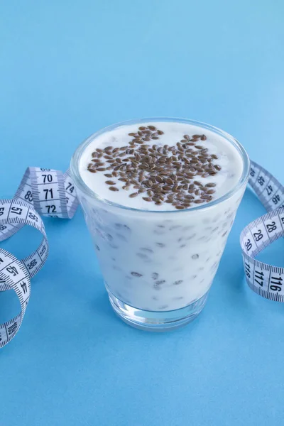 Joghurt Oder Kefir Mit Leinsamen Glas Und Weißen Zentimetern Auf — Stockfoto