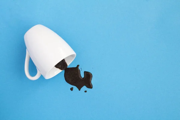 White Cup Spilled Black Coffee Blue Background Copy Space Top — Stock Photo, Image