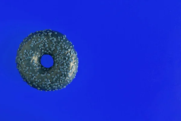 Schokoladen-Donut auf dem gelben Hintergrund.. — Stockfoto