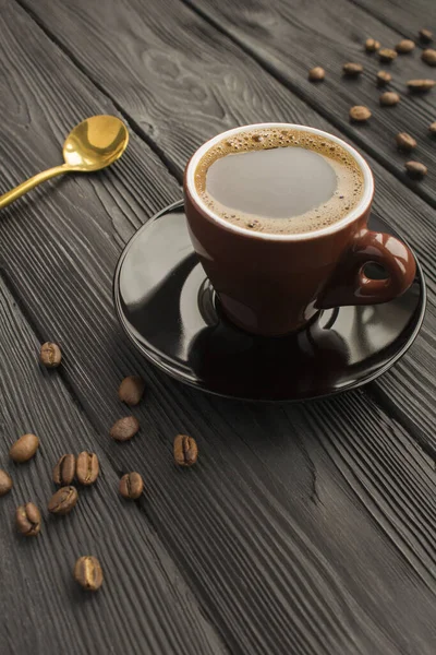 Caffè Nero Nella Tazza Ceramica Marrone Sullo Sfondo Legno Nero — Foto Stock
