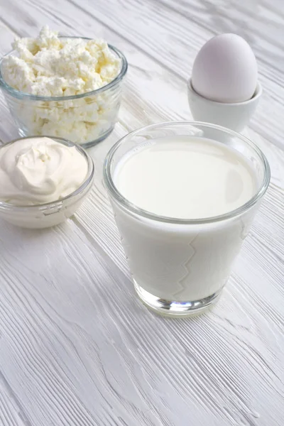 Hausgemachte Milchprodukte Auf Weißem Holzhintergrund Standort Vertikal Kopierraum — Stockfoto